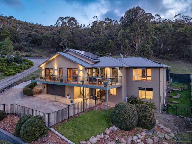 Spacious family living, spectacular views and room for everyone