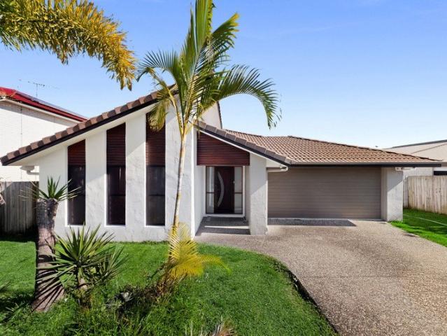 Spacious Family Living Walk to Shops, Schools & Childcare