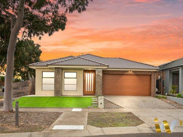 Spacious Family Living with 4 Bedrooms and 2 Living Areas in Weir Views