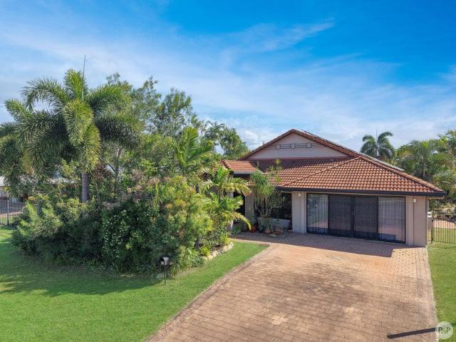 Spacious Family Living with Cathedral Ceilings, Pool & Multiple Living Areas