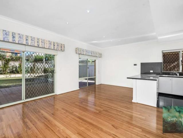 SPACIOUS FAMILY LIVING WITH CITY VIEWS