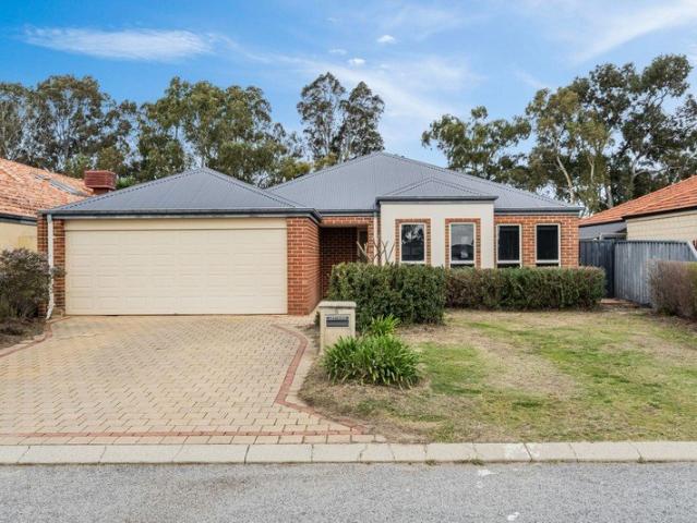 SPACIOUS FAMILY LIVING WITH A WORKSHOP IN THE HEART OF RIVERGUMS