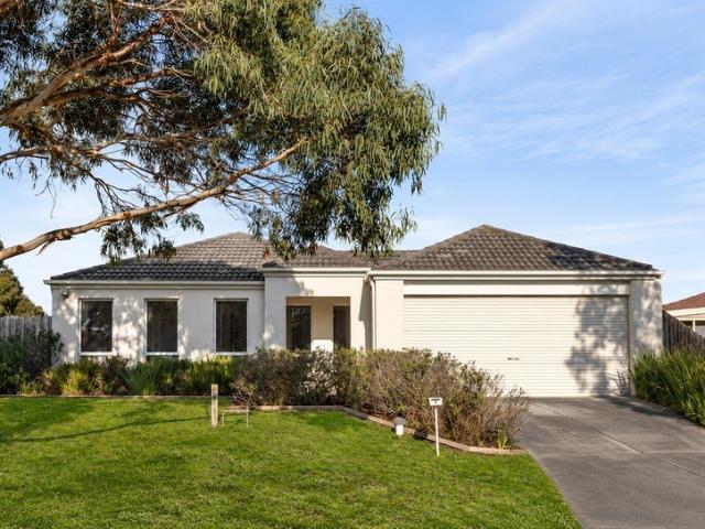 Spacious Family Living with a Generous Backyard in a Quiet Court