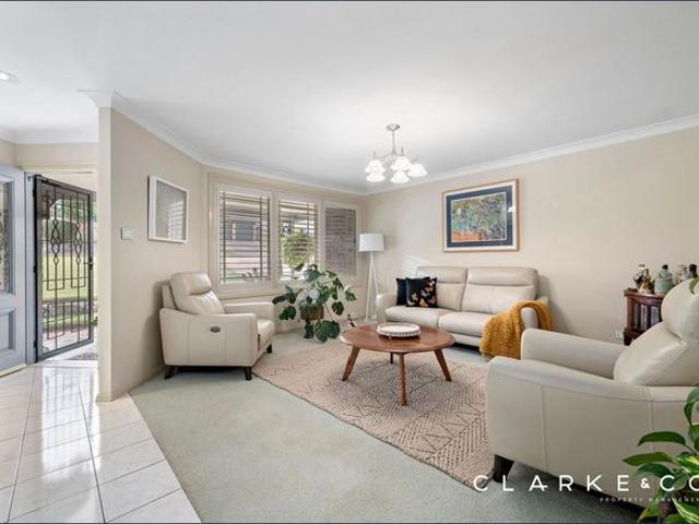 SPACIOUS FAMILY LIVING WITH A HEATED POOL!