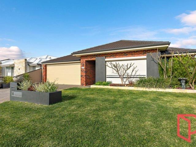 Spacious Family Living with a Heated Pool Opposite the Park!
