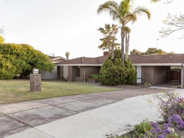 SPACIOUS FAMILY LIVING WITH A LARGE COVERED PATIO