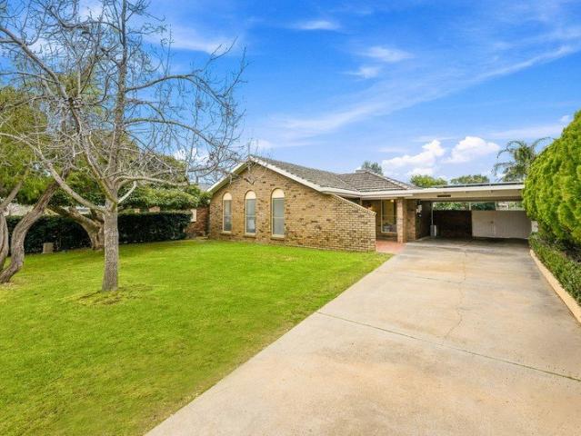 Spacious family living with a pool in a prime Strathdale location