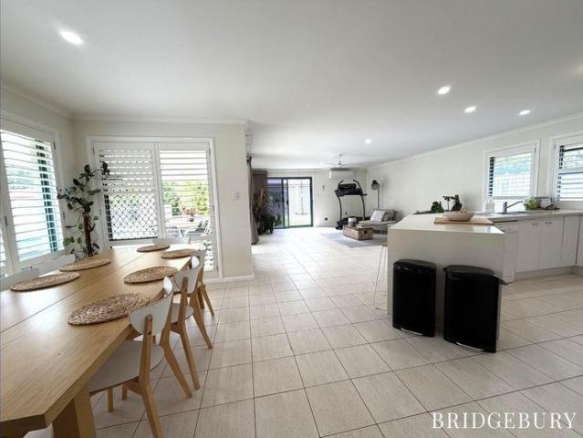Spacious Family Living with a Pool in Little Mountain