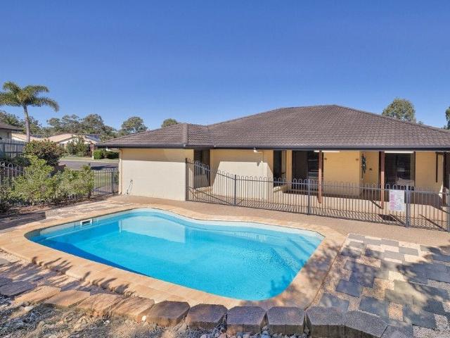 SPACIOUS FAMILY LIVING WITH A POOL
