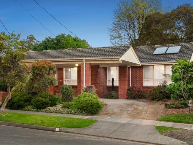 Spacious Family Living with Beautiful Garden Surrounds