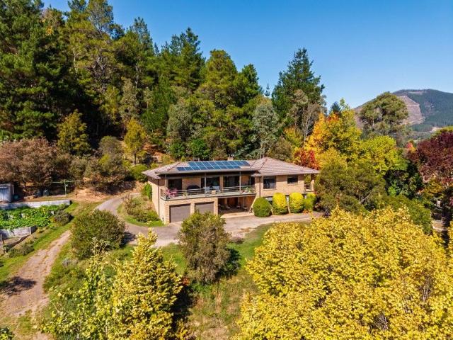 SPACIOUS FAMILY LIVING WITH BREATHTAKING VIEWS AND A VERSATILE LAYOUT