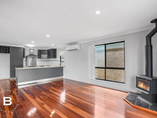 Spacious Family Living with Bushland Views