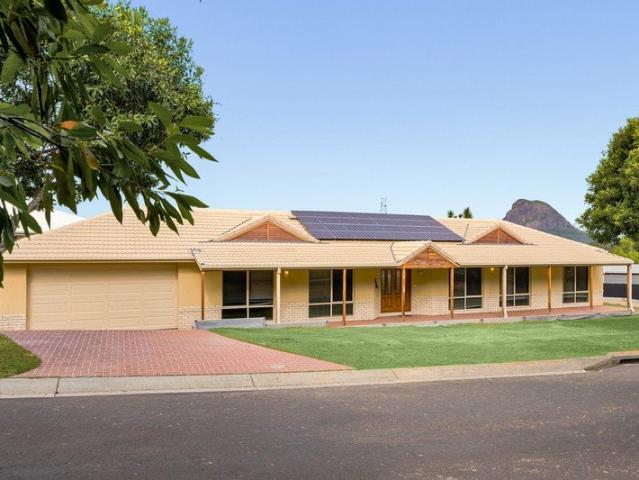 Spacious Family Living with Glass House Mountain Views