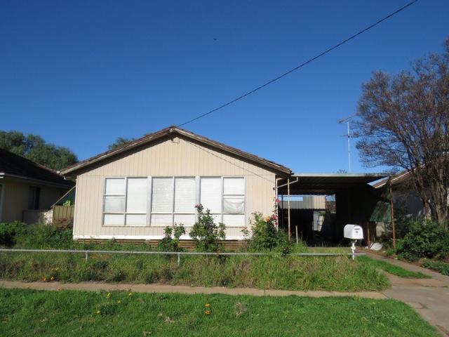 Spacious Family Living with Dual Accommodation in Prime Robinvale Location