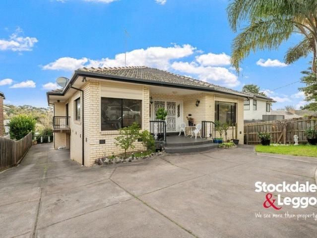 Spacious Family Living with Dual Accommodation Potential in the Heart of Oak Park