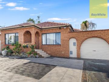 Spacious Family Living with Dual Kitchens & Teenage Retreat