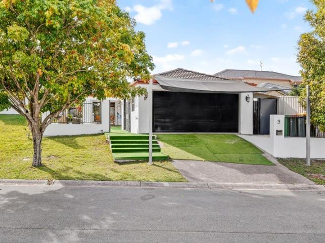 Spacious Family Living with Dual Living Potential in a Peaceful Cul de Sac
