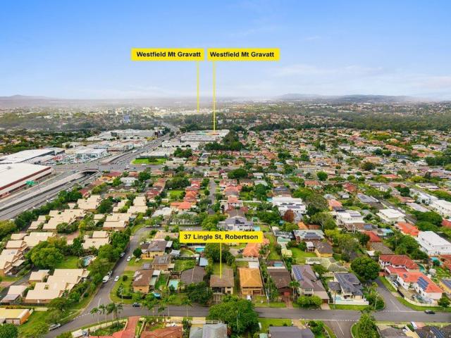 Spacious Family Living with Exceptional Flexibility in a Prestigious Robertson Address