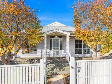 Spacious Family Living with Exceptional Indoor & Outdoor Appeal