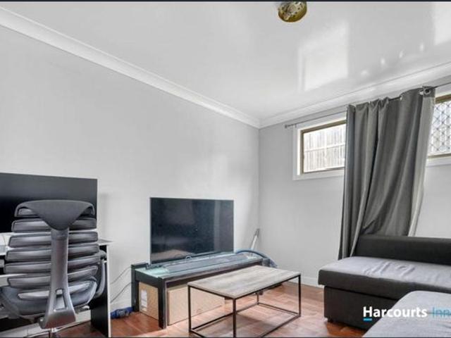 Spacious Family Living with Exceptional Shed Space on 2,995m²