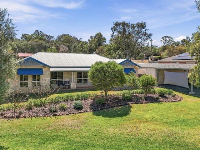 Spacious Family Living with Exceptional Shedding on 3,978m²