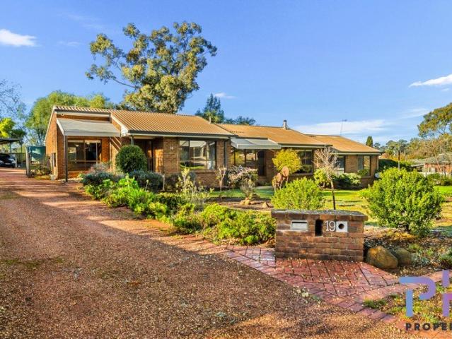 SPACIOUS FAMILY LIVING WITH EXCEPTIONAL SHEDDING ON APPROX 2,400M²