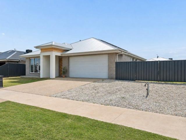 SPACIOUS FAMILY LIVING WITH HUGE SIDE ACCESS!
