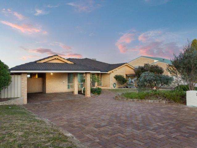 Spacious Family Living with Incredible Views in a Whisper Quiet Cul de Sac!