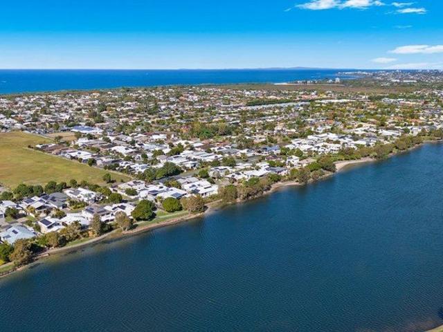 SPACIOUS FAMILY LIVING WITH LAKE KAWANA VIEWS