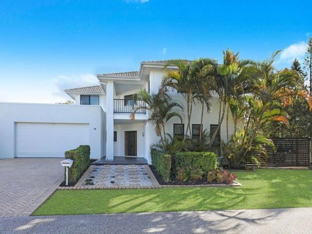 SPACIOUS FAMILY LIVING WITH LAKE KAWANA VIEWS