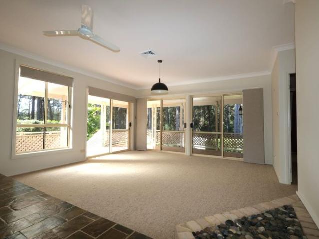 Spacious Family Living with Mountain & Bushland Views