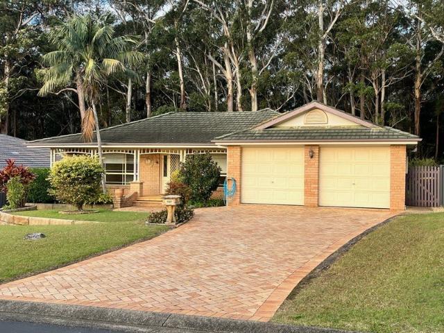 Spacious Family Living with Mountain & Bushland Views