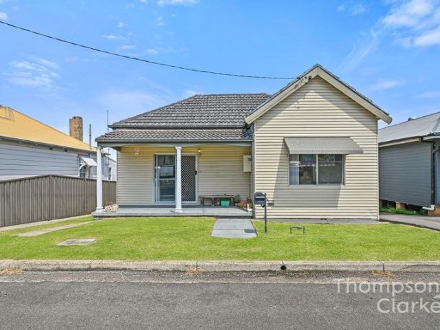 SPACIOUS FAMILY LIVING WITH MULTIPLE LIVING AREAS, FANTASTIC SHEDDING & ENDLESS POTENTIAL!