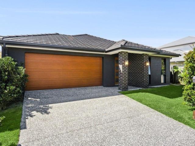 Spacious Family Living with Multiple Living Zones & North Facing Backyard! REF: 4469
