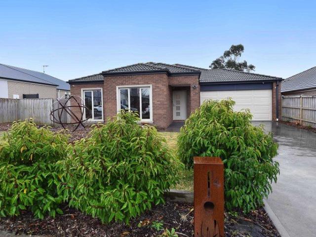 Spacious Family Living with Multiple Living Zones & Separate Studio/Workshop