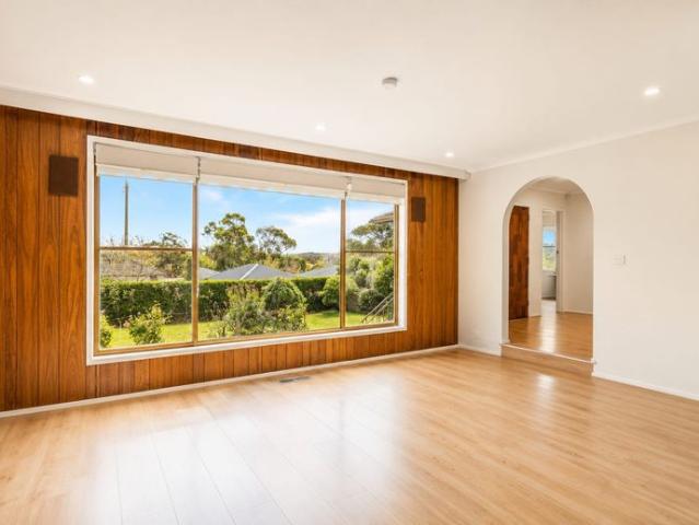 Spacious Family Living with Solar, Multiple Living Zones & Prime Kilsyth Convenience!