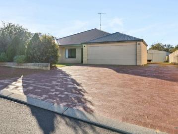 Spacious family living with shed & side access