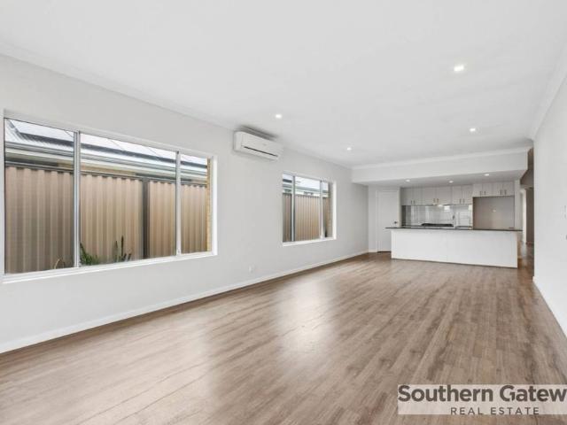 SPACIOUS FAMILY LIVING WITH SIDE ACCESS & ENTERTAINER'S APPEAL