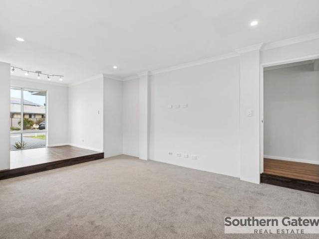 SPACIOUS FAMILY LIVING WITH SIDE ACCESS & ENTERTAINER'S APPEAL
