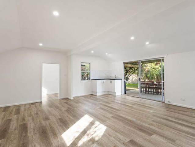 SPACIOUS FAMILY LIVING WITH STUDIO IN A PRIME KEIRAVILLE SETTING