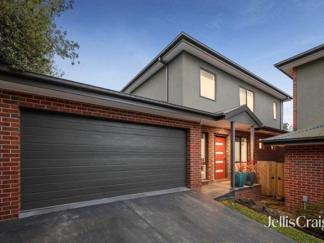 Spacious family living with stunning Christmas Hills views