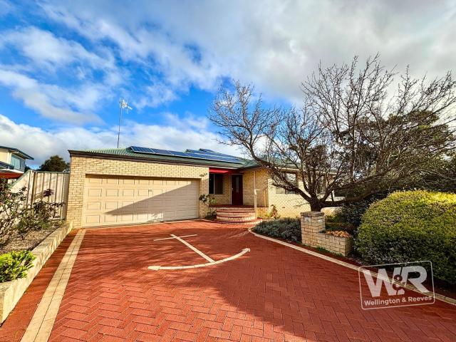 SPACIOUS FAMILY LIVING WITH STUNNING OYSTER HARBOUR OUTLOOK