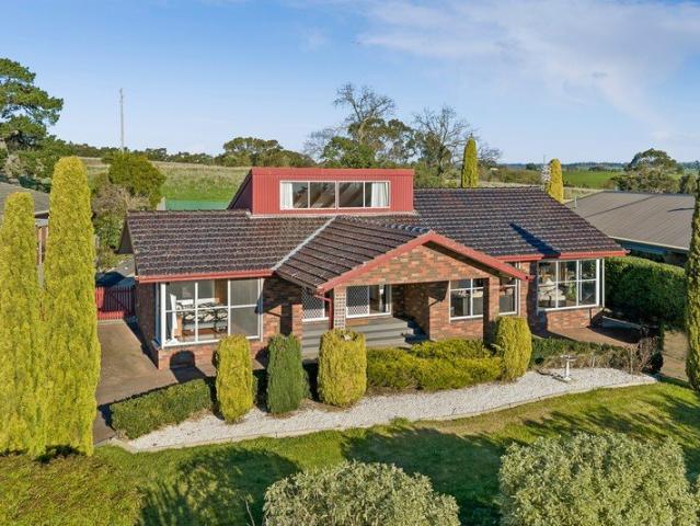 Spacious Family Living with Stunning Lake Colac Views