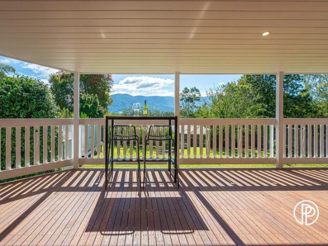 SPACIOUS FAMILY LIVING WITH STUNNING MOUNTAIN VIEWS WALKING DISTANCE TO TOWN
