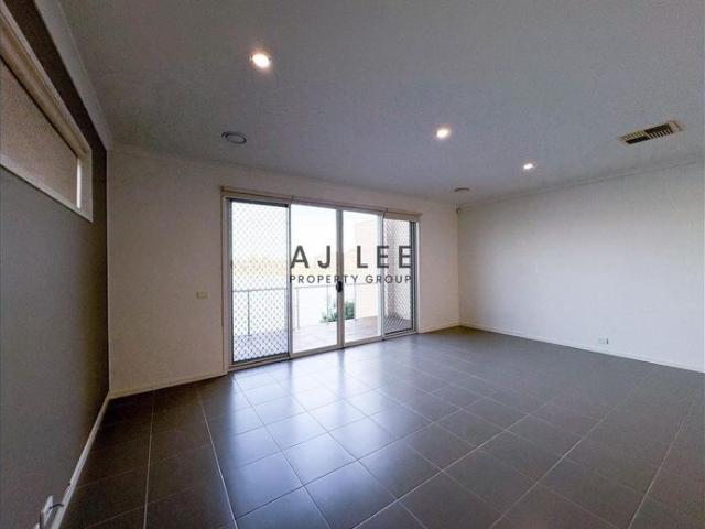 Spacious Family Living with Stunning Sanctuary Lakes Views