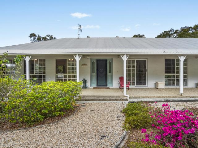 Spacious Family Living with Pool, Tennis Court & Room for Everyone!