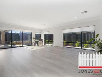 Spacious Family Living with Pool, Theatre & Study Nook!