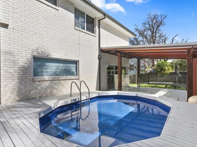 Spacious Family Living with Pool in the Heart of Grange