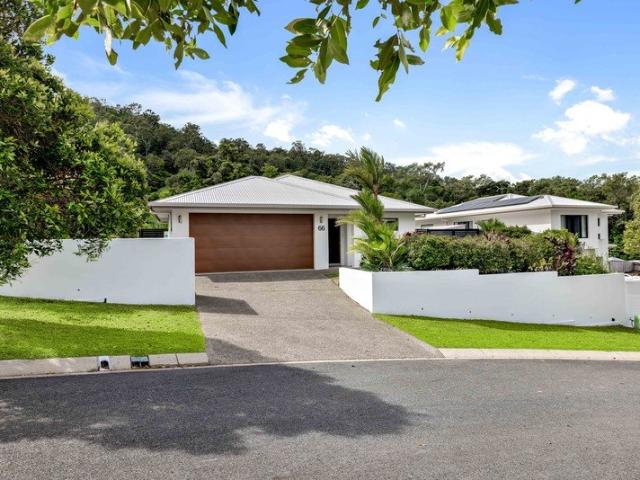 Spacious Family Living with Pool in Trinity Beach