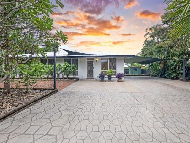 SPACIOUS FAMILY LIVING WITH POOL ON A GENEROUS 817SQM ALLOTMENT